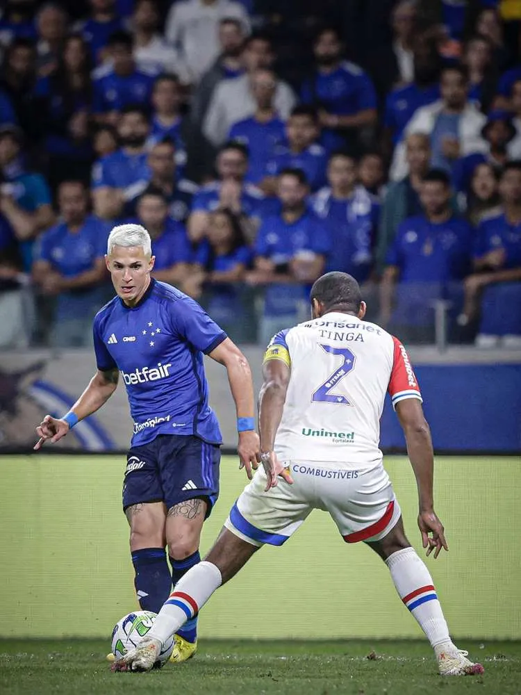 Meia cruzeirense Mateus Vital e lateral do Fortaleza Tinga disputando a bola. 