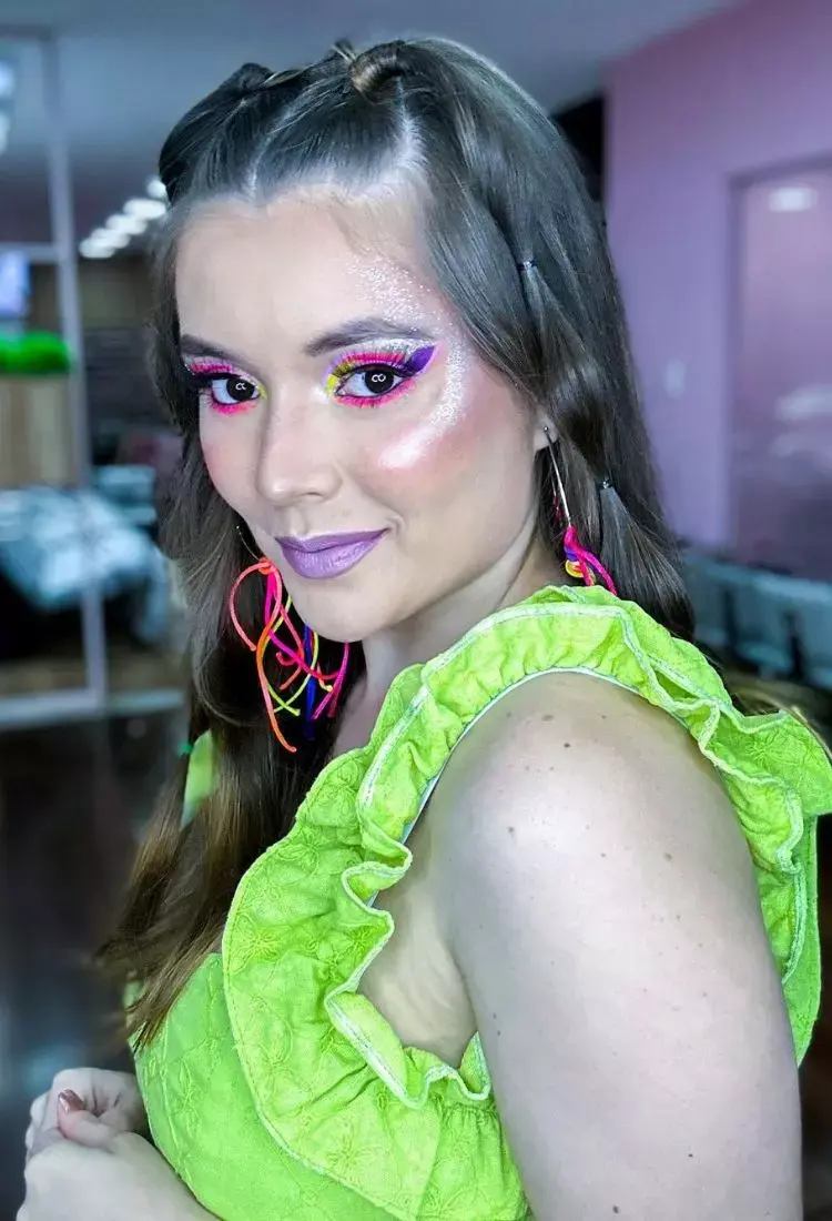 Maquiagem com rosa, azul e roxo e lábios metalizados para o Carnaval 2024