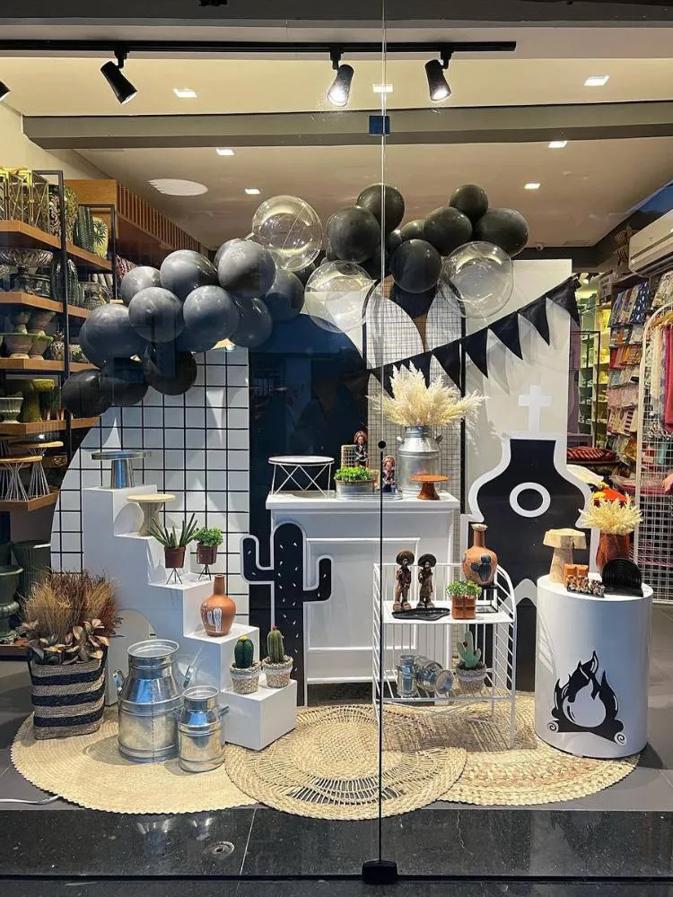 Vitrine em preto e branco com xilogravuras, bexigas e bandeirinhas 