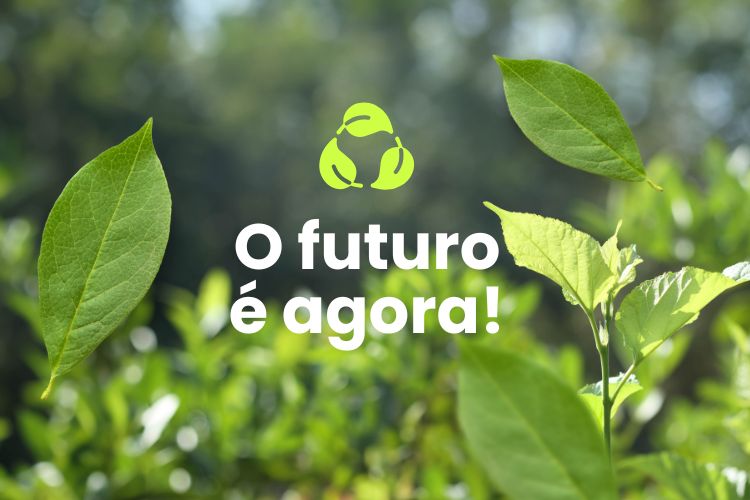 Folhas verdes em destaque contra um fundo desfocado de vegetação, simbolizando a natureza. No centro, a frase "O futuro é agora!" aparece em branco, acompanhada de um ícone de reciclagem verde, promovendo sustentabilidade e conscientização no Dia do Meio Ambiente.