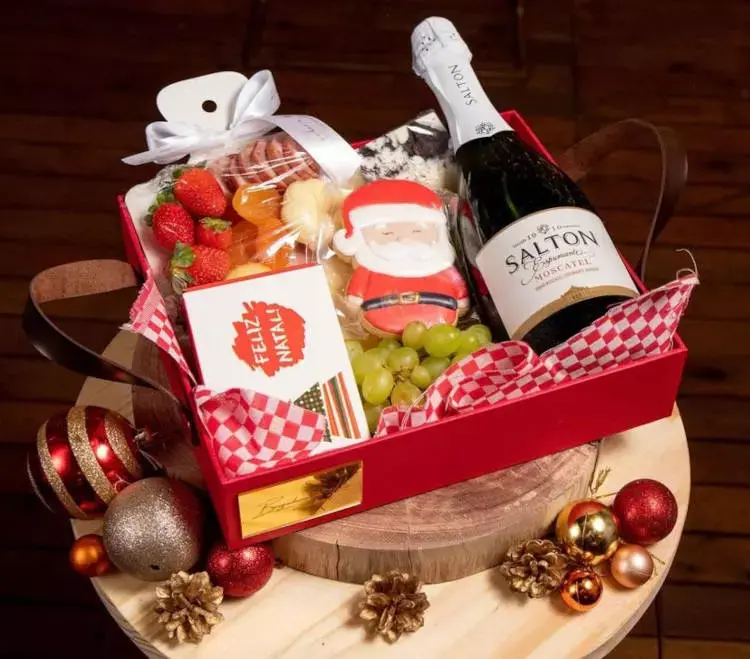 Caixa de Natal com mini espumante salton, frutas e doces 