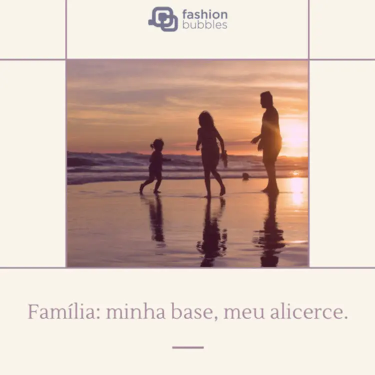 Cartão bege com foto de dois adultos e uma criança na praia no pôr do sol e frase "Família: minha base, meu alicerce."