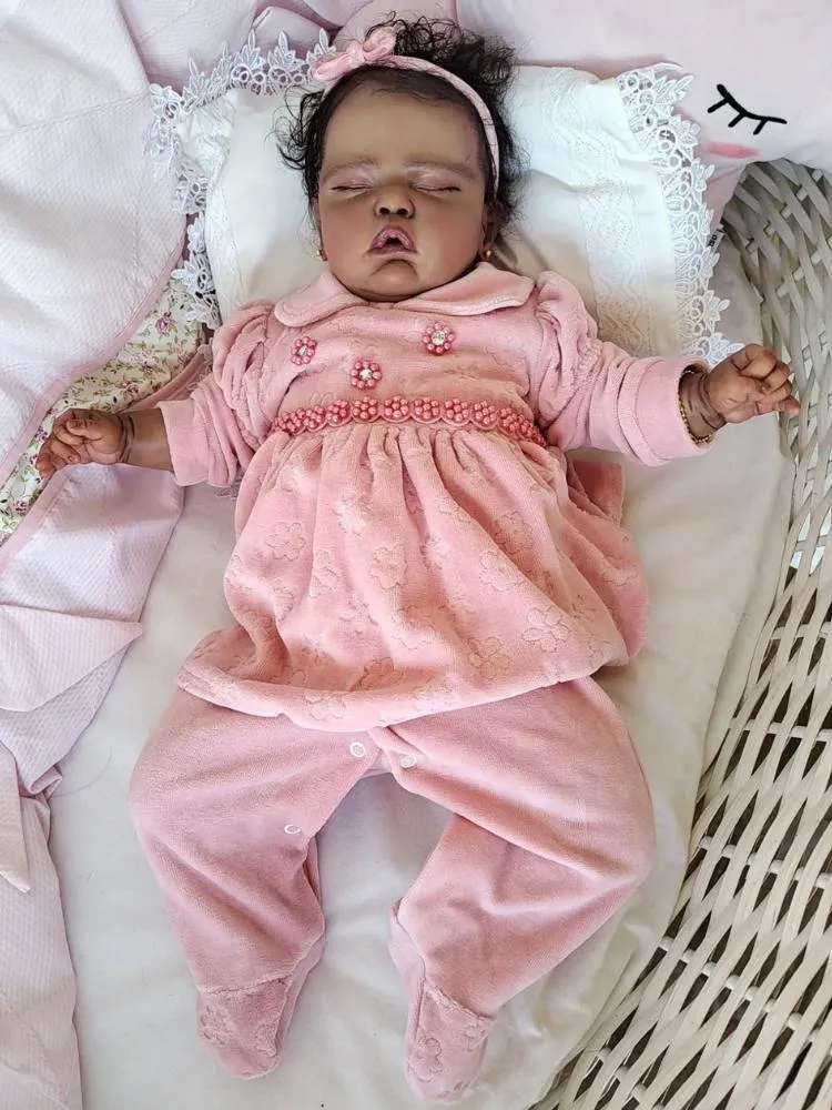 Bebê reborn de pele negra com roupas rosas 