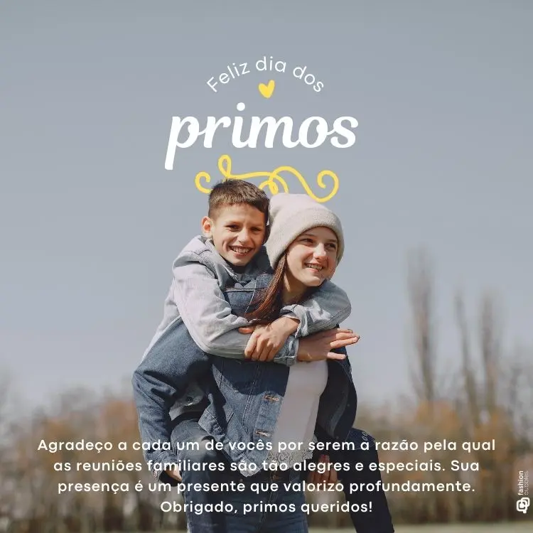 Foto de menina de pele clara carregando menino de pele clara de cavalinho e frases "Agradeço a cada um de vocês por serem a razão pela qual as reuniões familiares são tão alegres e especiais. Sua presença é um presente que valorizo profundamente. Obrigado, primos queridos!" e "feliz dia dos primos"