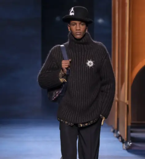Tricô com gola super alta preto canelado é destaque na moda internacional masculina