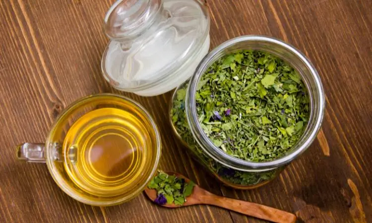 Chá para dor de garganta: malva.
