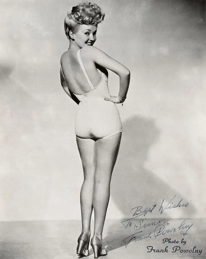 Retrato de Betty Grable de 1945 em estilo pin-up. Retrato de Betty Grable de 1945 em estilo pin-up.
