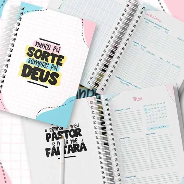 Foto com planner religioso 2022.
