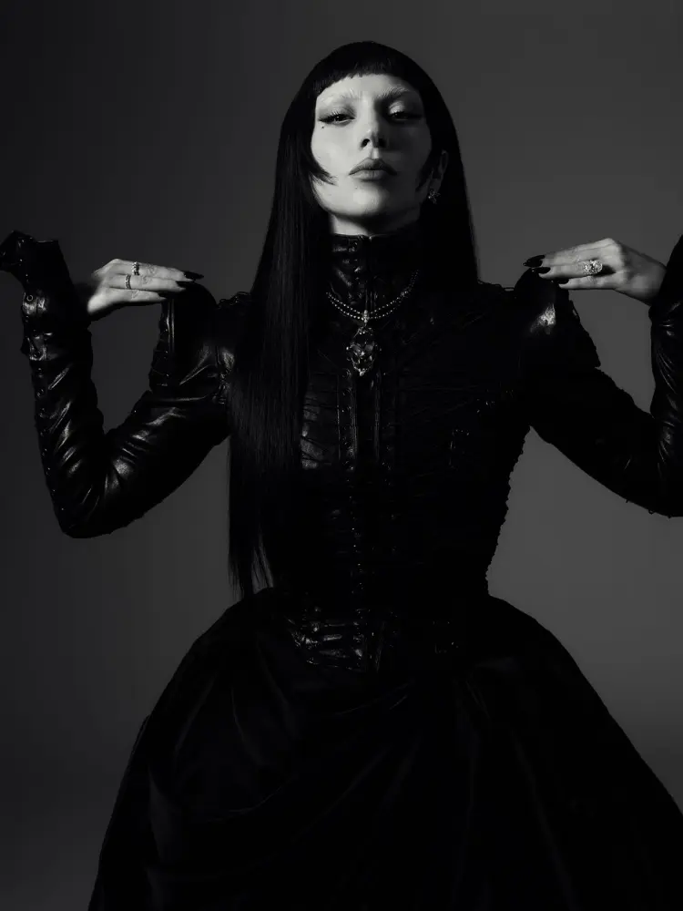 Foto em preto e branco de Lady Gaga de roupa preta usando hime cut 
