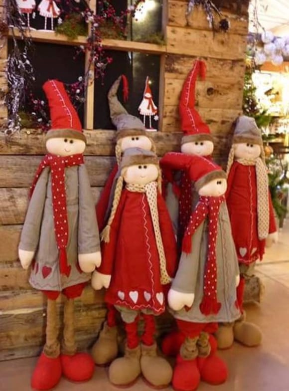 Foto de bonecos natalinos grandes de tecido em porta de casa