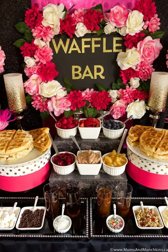 Brunch de Dia das Mães - decoração com frutas, chocolates, granulado, açúcar, geleia, waffles, flores
