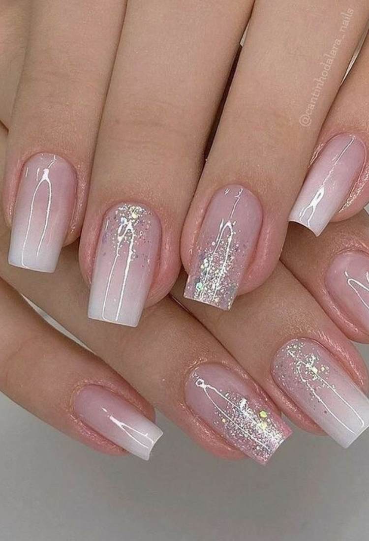 Unhas claras quadradas médias com glitter e técnica babyboomer
