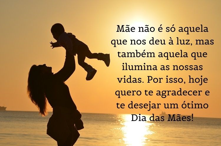 Foto de sombra de mulher levantando bebê com frase "Mãe não é só aquela que nos deu à luz, mas também aquela que ilumina as nossas vidas. Por isso, hoje quero te agradecer e te desejar um ótimo Dia das Mães!"