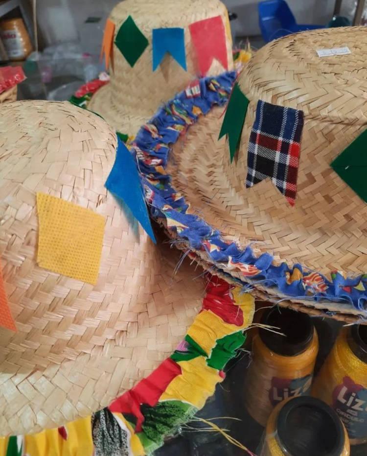 Chapéus de palha com bandeirinhas coloridas