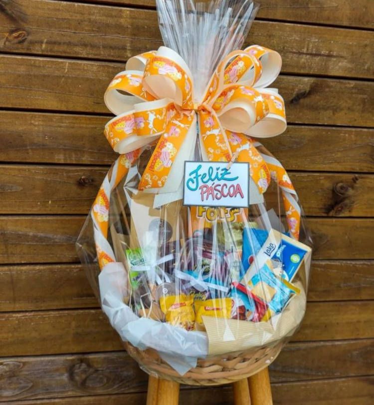 Cesta de Páscoa  grande com doces e laço laranja