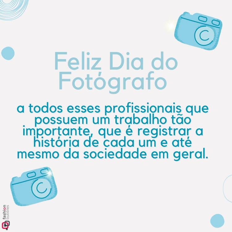 Cartão virtual de fundo bege com desenhos de câmeras azuis e frase: "Feliz Dia do Fotógrafo a todos esses profissionais que possuem um trabalho tão importante, que é registrar a história de cada um e até mesmo da sociedade em geral."
