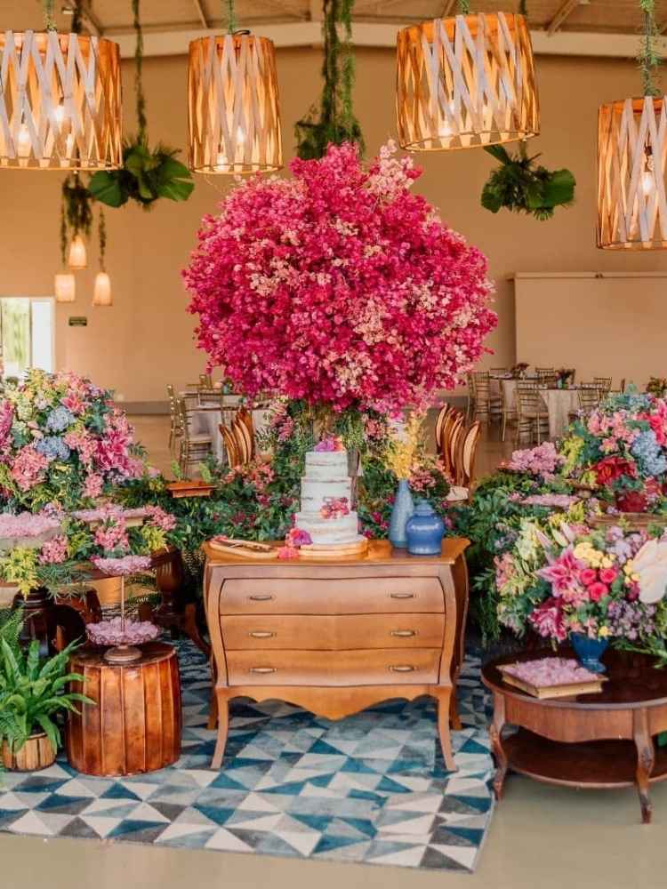 Decoração de casamento maximalista, com muitas flores rosa, azul e amarelo.