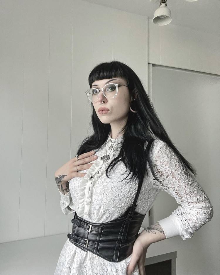 Mulher com franja baby bangs