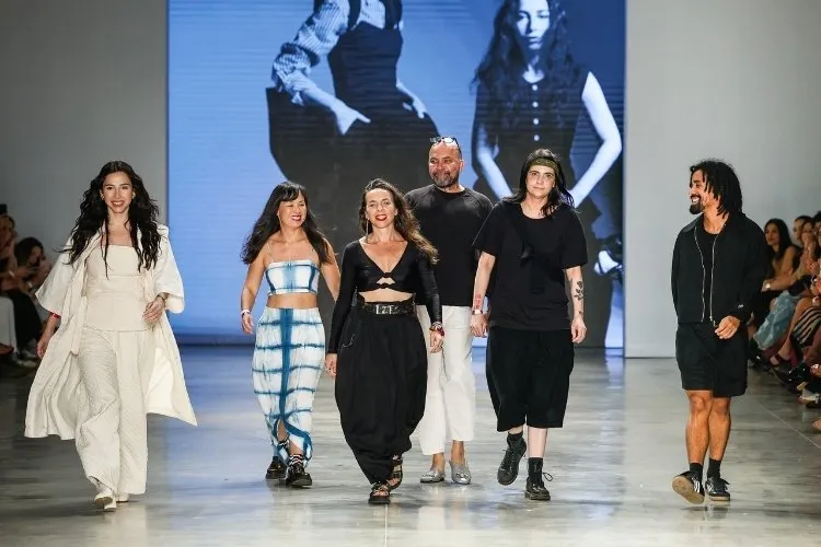 Foto de estilistas responsáveis pelo desfile de Sou de Algodão durante o SPFW N60
