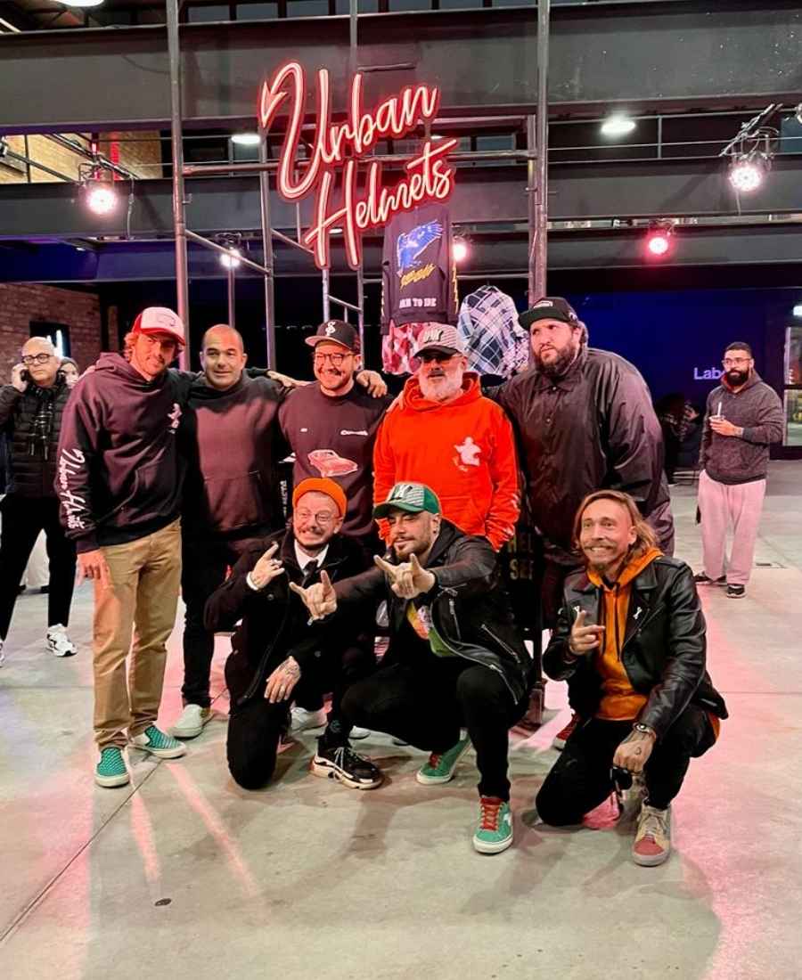 Homens convidados no evento da coleção Urban Helmets.