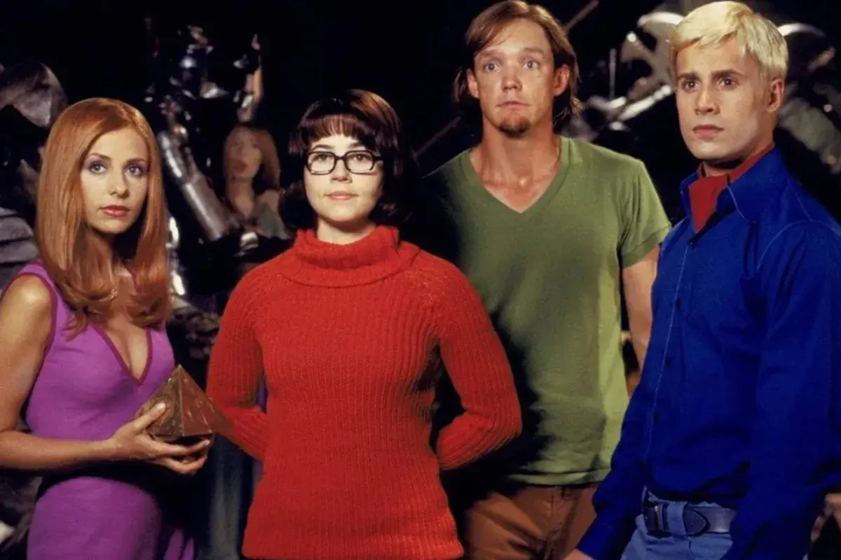 Integrantes da Mistério S/A aparecem juntos em cena investigativa do filme Scooby-Doo live-action.