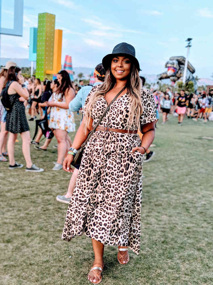 Mulher de pele negra com vestido midi de onça e bucket hat