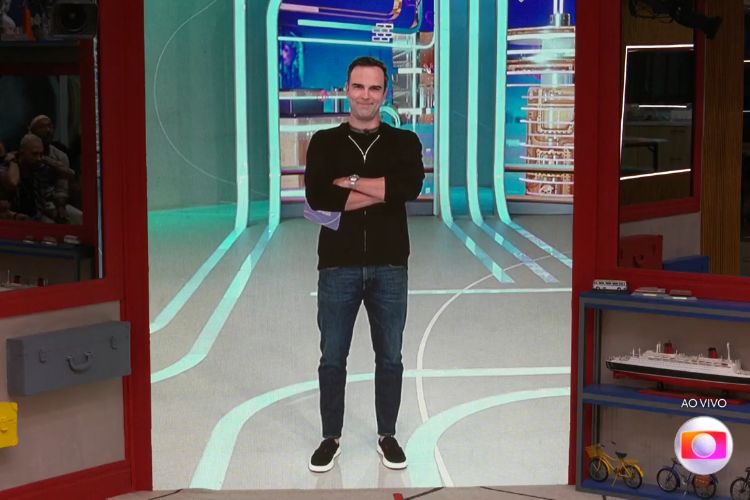 Tadeu Schmidt na tela do BBB 23 antes da formação do 1º Paredão