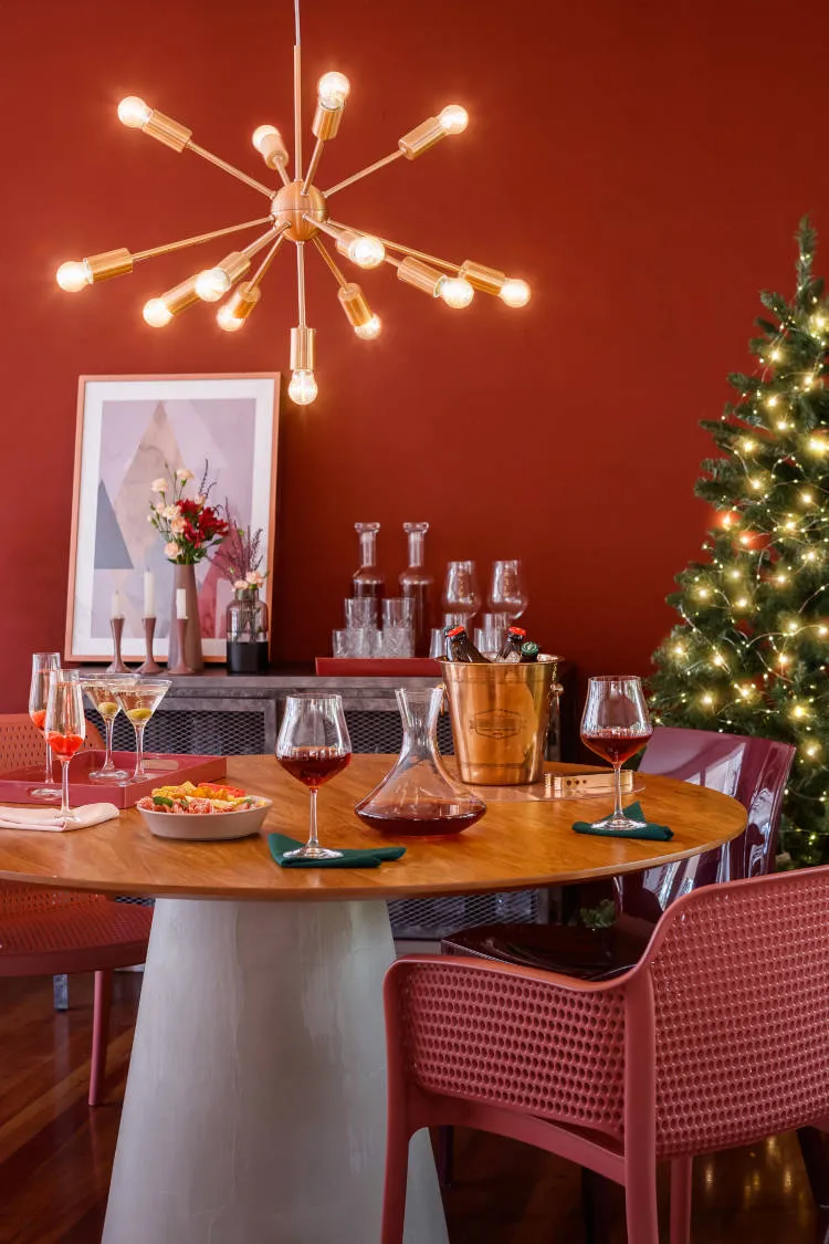 Sala de jantar com decoração natal renovado da Tok&Stok. Natal renovado na sala de jantar.