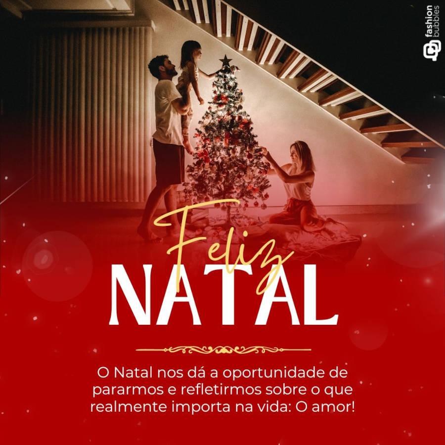 Foto de família de pele clara montando árvore natalina embaixo da escada e frase "O Natal nos dá a oportunidade de pararmos e refletirmos sobre o que realmente importa na vida: O amor!"