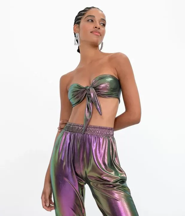 Looks de ano novo: Top metalizado furta cor