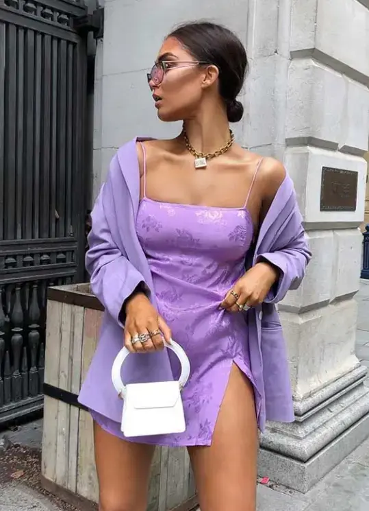 Vestido curto com alça fina com com fenda e jacquard floral