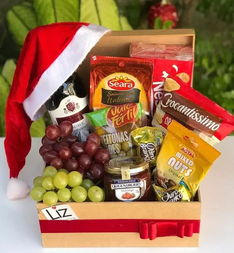 caixa com uvas frescas, azeitonas, nozes, geleia e biscoitos
