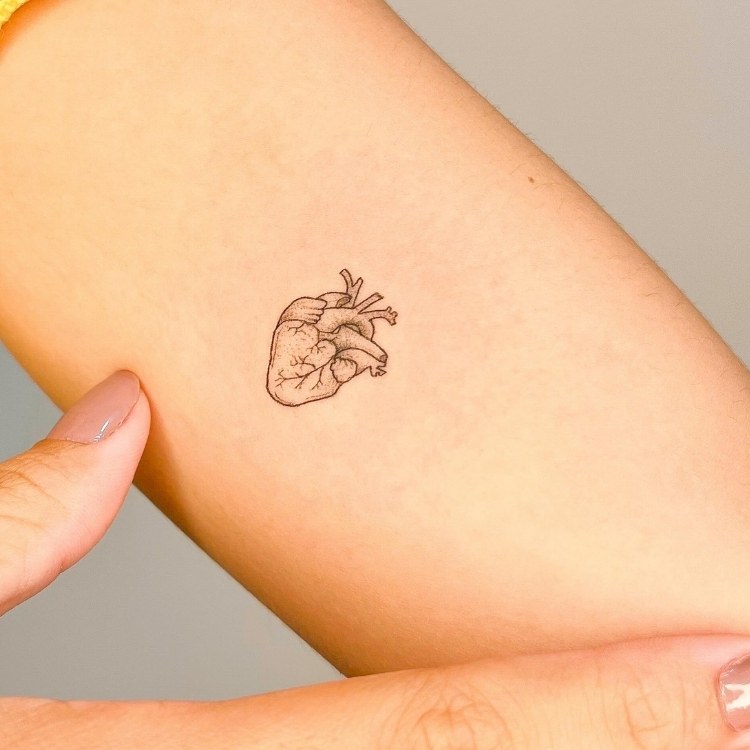 Tatuagem pequena de coração detalhado e sombreado