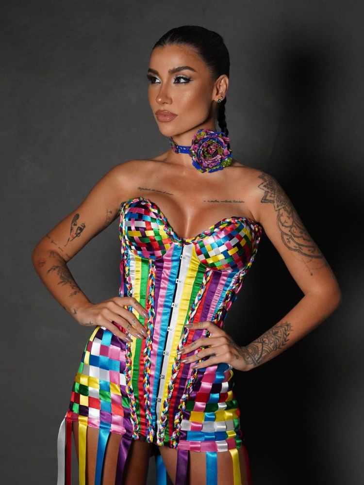 Bianca Andrade,conhecida também como Boca Rosa, usando vestido trançado de fitas e colar de flor