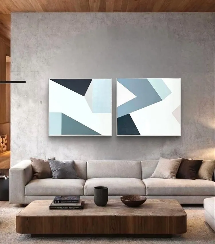 Sala de estar decorada com quadro do artista plástico Adielson Rodrigues em tons de cinza, cor tendência da decoração para 2026