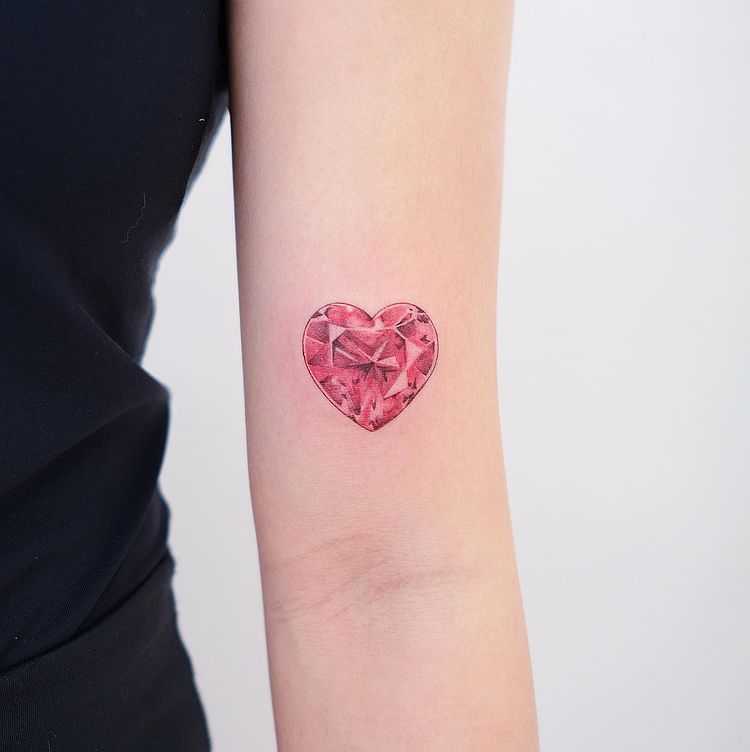 tatuagem que imita pedras preciosas
