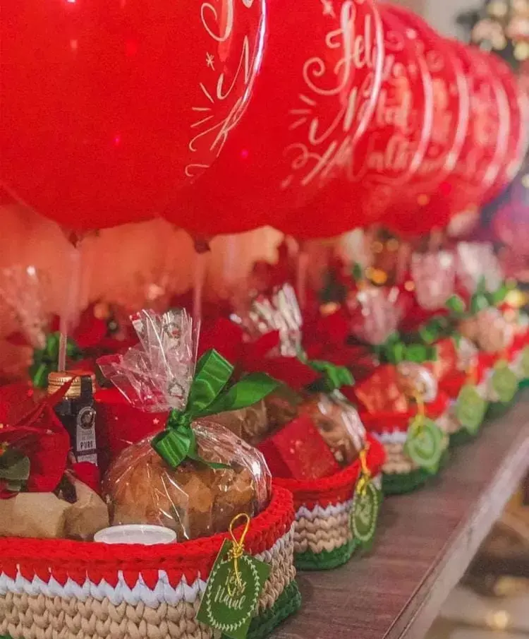 Cestas de Natal padronizadas, feitaa de crochê com panetone e outras guloseimas 