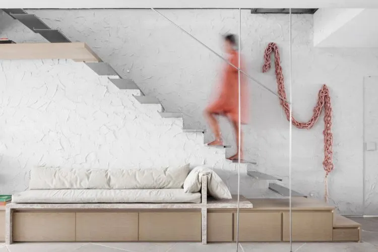 Escada do apartamento duplex decorado com parede de escalada