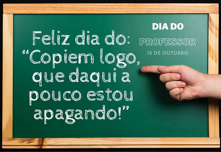 Foto de pessoa de pele clara apontando para frase “Copiem logo, que daqui a pouco estou apagando!” em lousa 
