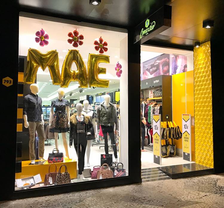 Vitrine de Dia das Mães com balão dourado