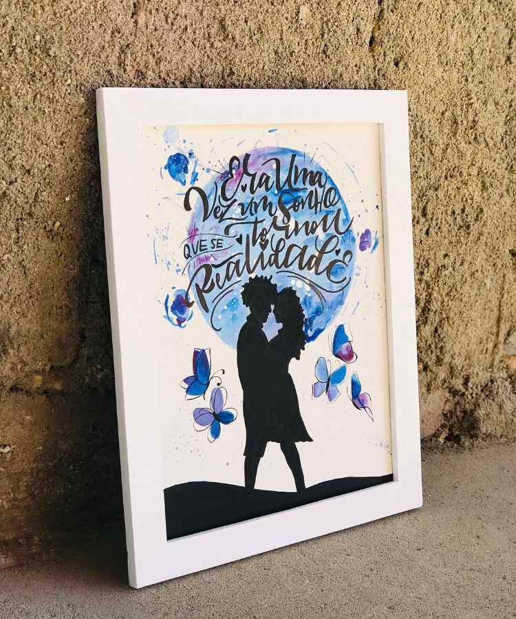 Quadro pintado à mão com frase romântica e desenho de casal