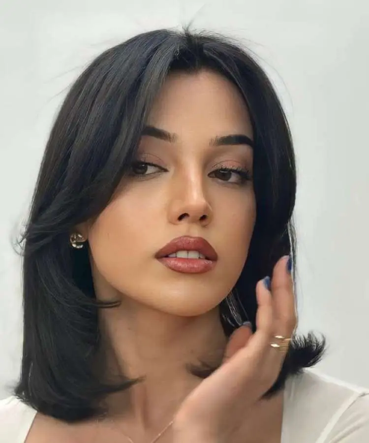 Mulher com corte de cabelo médio franja butterfly preto médio