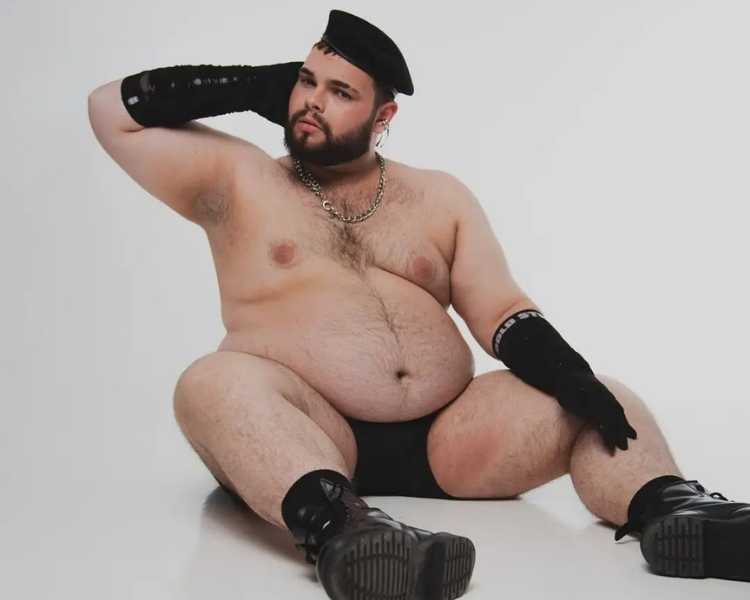 Foto de modelo com look da marca queer Bold Strap.