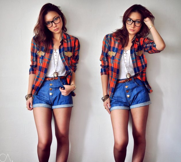Menina com roupa usando camisa xadrez