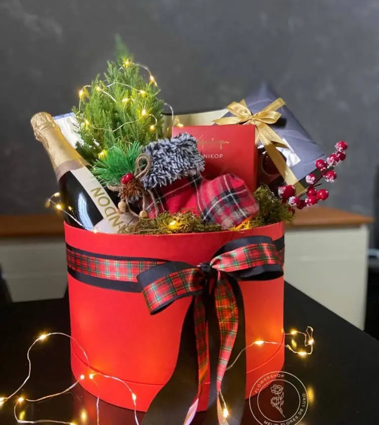 Cesta vermelha  de Natal com pisca-pisca, champanhe e doces 