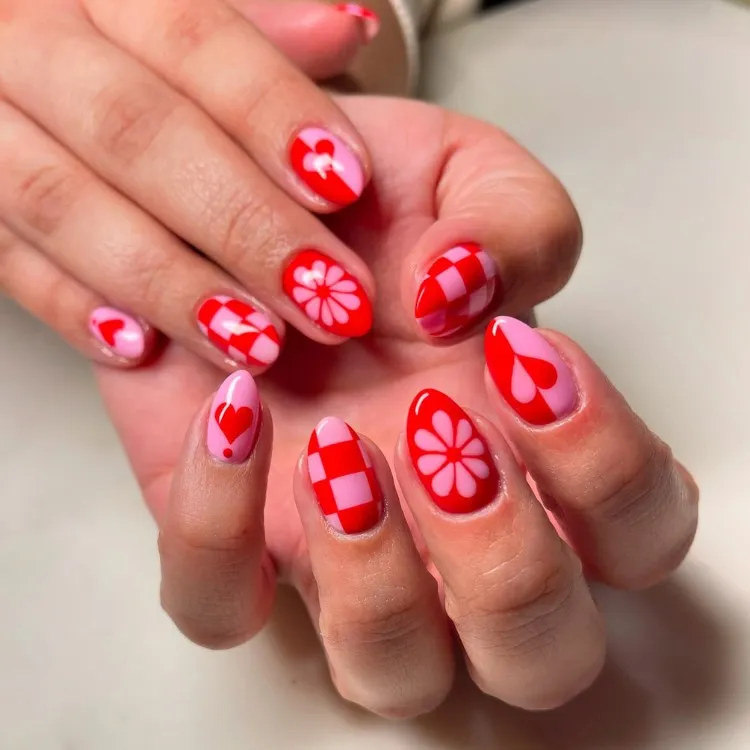 Unhs redondas com nails artes de quadrado, coração e flores em vermelho e rosa 