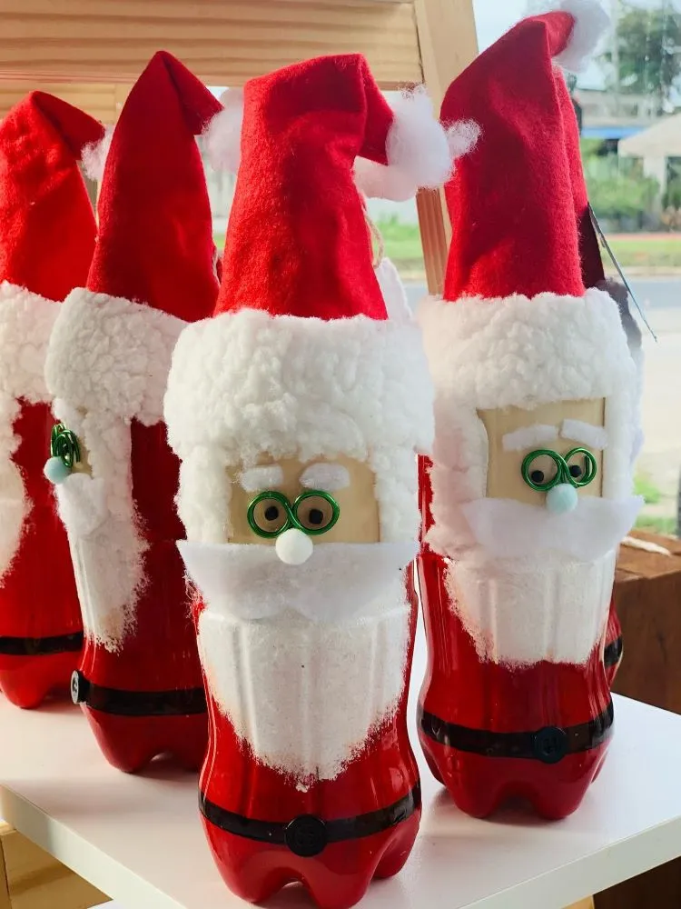 Enfeite de mesa de Papai Noel feito com tinta, garrafa PET e algodão. 