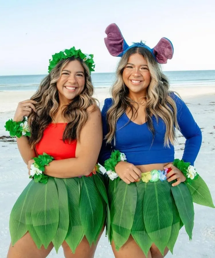 Foto de duas irmãs usando fantasias de Lilo e Stitch, uma das tendências de fantasias para o Halloween 2025