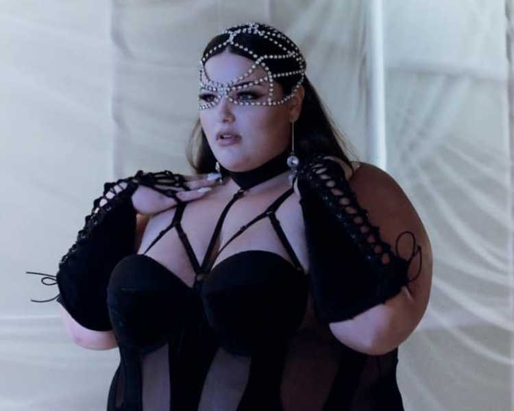 Foto de modelo com look da marca queer Bold Strap.