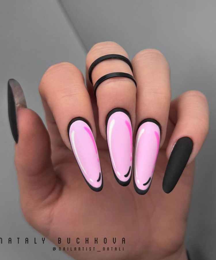 Pessoa de pele clara com unha almond grande, com polegar e dedindo preto fosco e nail art rosa nas demais unhas